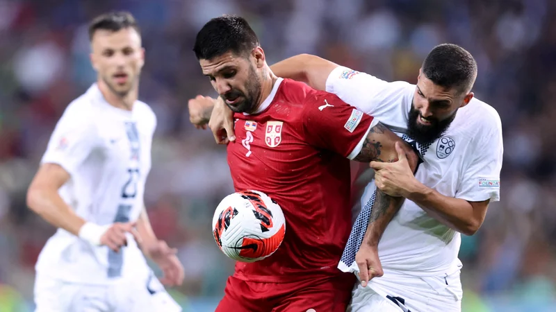 Fotografija: Miha Mevlja (desno) in srbski napadalec Aleksandar Mitrović med junijsko tekmo reprezentanc v Stožicah. FOTO: Borut Živulović/Reuters