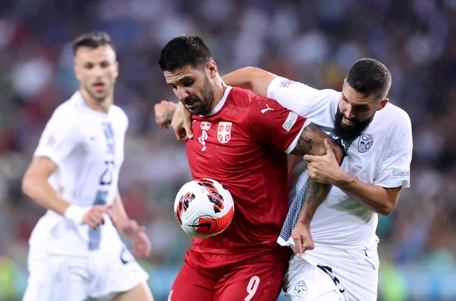 Miha Mevlja (desno) in srbski napadalec Aleksandar Mitrović med junijsko tekmo reprezentanc v Stožicah. FOTO: Borut Živulović/Reuters
