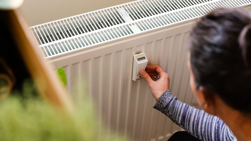 Fotografija: Več kot šestina evropskih gospodinjstev je oktobra zaradi toplega vremena in varčevanja zaprla radiatorje. Foto Črt Piksi
