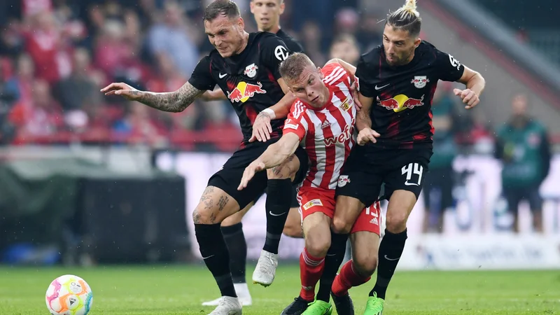Kevin Kampl (desno) je začel 9 ligaških tekem za Leipzig v tej sezoni, na gol pa čaka vse od junija 2020. FOTO: Annegret Hilse/Reuters