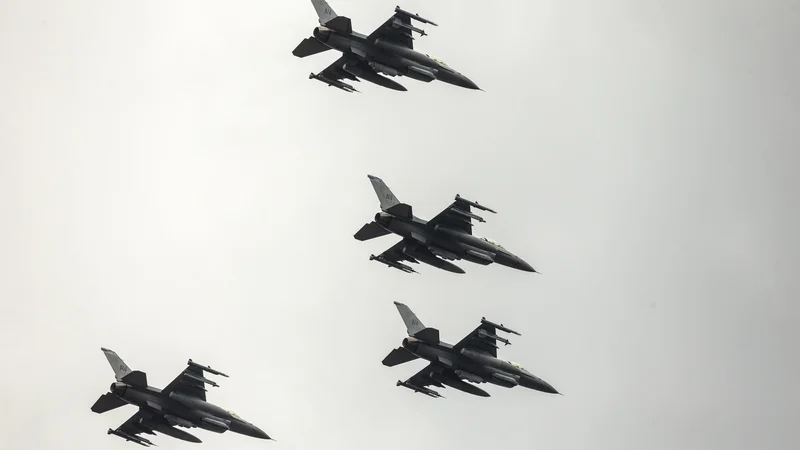 Oblasti v Ankari si želijo z nakupom dopolniti vojaško letalstvo, v katerem je trenutno 243 lovcev F-16 ameriškega proizvajalca General Dynamics. Foto Matej Družnik