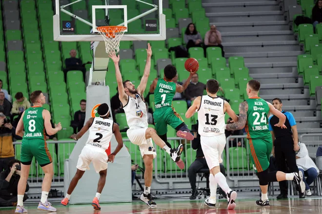 Yogi Ferrell v prodoru med sredino tekmo v Stožicah. FOTO:&nbsp;Cedevita Olimpija
