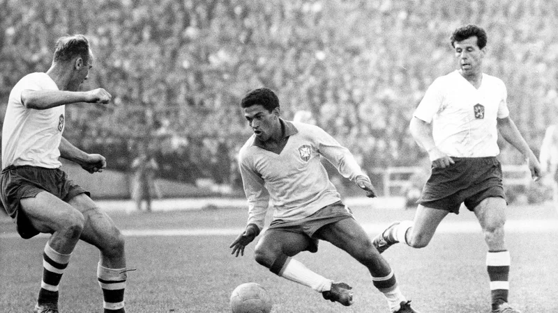 Fotografija: Garrincha je kljub ponudbam zgolj enkrat odšel v tujino, in sicer h kolumbijskemu Atletico Juniorju, igral pa je še za Corinthians, Flamengo in Olario. FOTO: Horst Müller/Reuters
