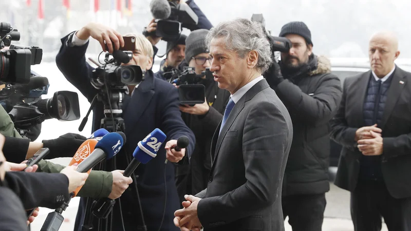 Predsednik vlade Robert Golob bo moral imeti odločno podporo koalicije, da izpelje spremembe v zdravstvu. FOTO: Leon Vidic
