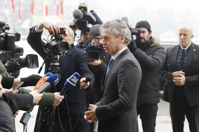 Predsednik vlade Robert Golob bo moral imeti odločno podporo koalicije, da izpelje spremembe v zdravstvu. FOTO: Leon Vidic
