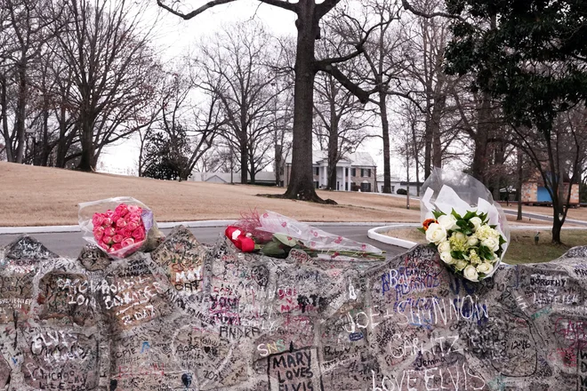 Pred Graceland, kjer je prva leta živela tudi Lisa Marie Presley, oboževalci že prinašajo cvetje. FOTO: Karen Pulfer Focht/ Reuters
