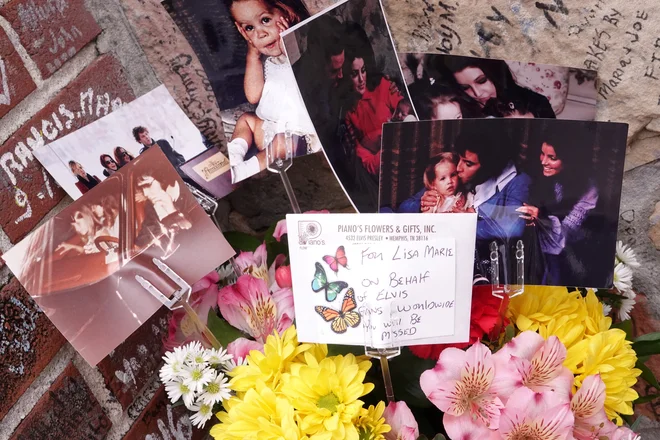 Oboževalci Lise Marie Presley pred Graceland že prinašajo rože in fotografije in se ji poklanjajo tudi z zapisi. FOTO: Karen Pulfer Focht/ Reuters
