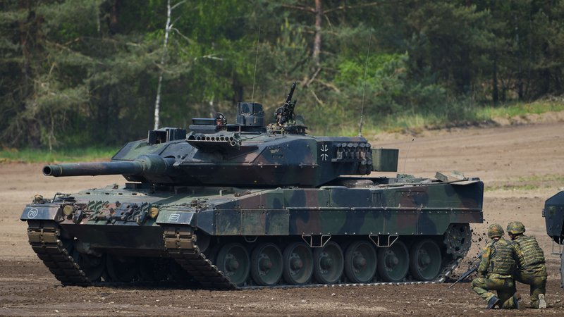 Fotografija: Tank tipa leopard 2, ki si ga želi Ukrajina za osvoboditev ozemlja, ki je pod rusko okupacijo. FOTO: Patrik Stollarz/AFP
