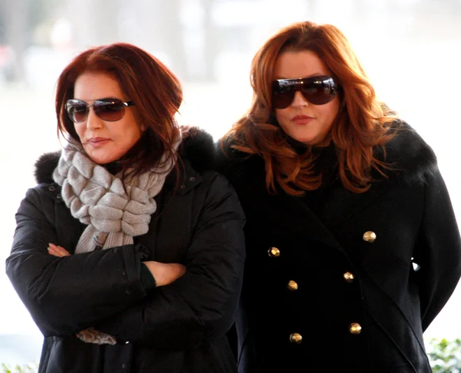 Lisa Marie z mamo Priscillo Presley ob praznovanju Elvisovega 75. rojstnega dne v Memphisu v Tennesseeju leta 2010. Foto Nikki Boertman/ Reuters
