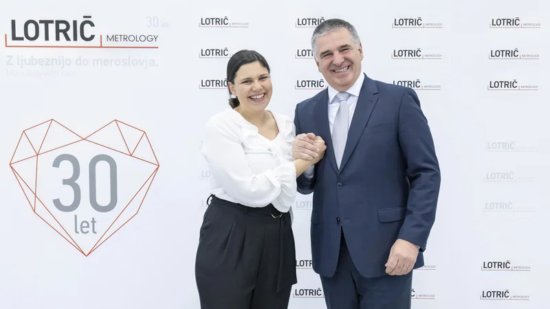 Fotografija: Način prenosa funkcij na mlajšo generacijo so v Lotrič Metrology zapisali v družinsko ustavo. Mesto direktorice v osdrednjem podjetju od Marka Lotriča prevzema Maja Brelih Lotrič. FOTO: arhiv podjetja