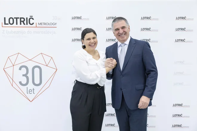 Način prenosa funkcij na mlajšo generacijo so v Lotrič Metrology zapisali v družinsko ustavo. Mesto direktorice v osdrednjem podjetju od Marka Lotriča prevzema Maja Brelih Lotrič. FOTO: arhiv podjetja
