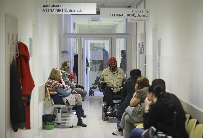 V odnos med zdravnikom in pacientom vstopa zavarovalnica z administracijo. FOTO: Jože Suhadolnik
