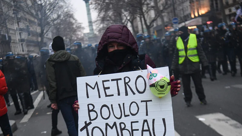 Fotografija: Metro, služba, grob, so na transparent zapisali protestniki. FOTO: Christophe Archambault/AFP