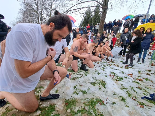 Obred pred skokom v vodo je bil tudi tokrat v snegu. FOTO: Špela Kuralt/Delo
