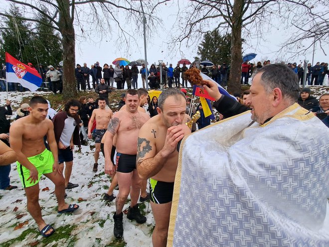Pravoslavni duhovnik v Celju Goran Šljivić (desno) pravi, da prav vsi, ki plavajo, zagotovijo blagoslov svojim domovom. FOTO: Špela Kuralt/Delo
