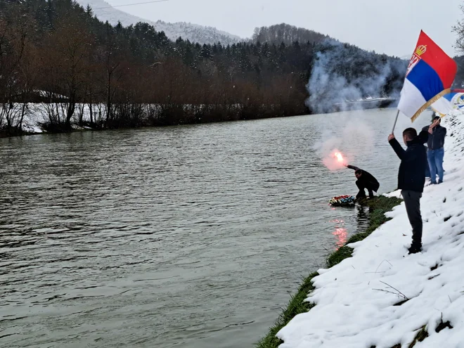 Križ je bil na plavajočem vencu, ki so ga v reko spustili malce višje. Do njega so morali plavati proti toku. FOTO: Špela Kuralt/Delo
