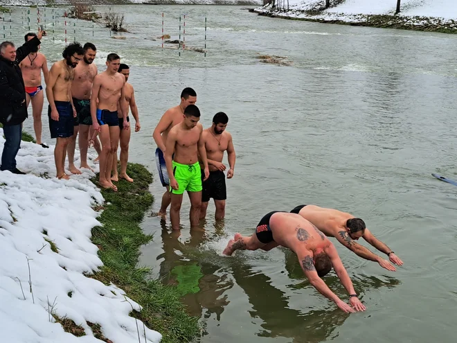 V vodo so skočili drug za drugim. FOTO: Špela Kuralt/Delo
