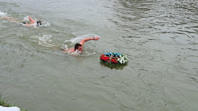 Fotografija: Tudi letos je do križa prvi priplaval Dejan Moćić. FOTO: Špela Kuralt/Delo
