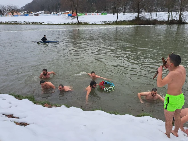 Prav vsi so se križa dotaknili in ga tudi poljubili. FOTO: Špela Kuralt/Delo
