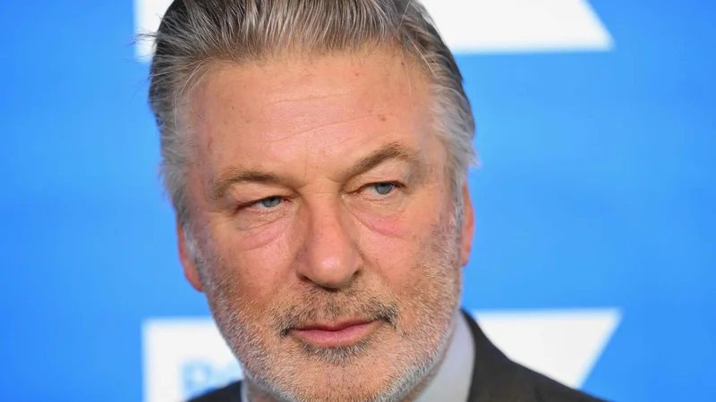 Fotografija: Alec Baldwin bo obtožen nenaklepnega uboja sodelavke pri snemanju flma Rust. FOTO: Angela Weiss/AFP