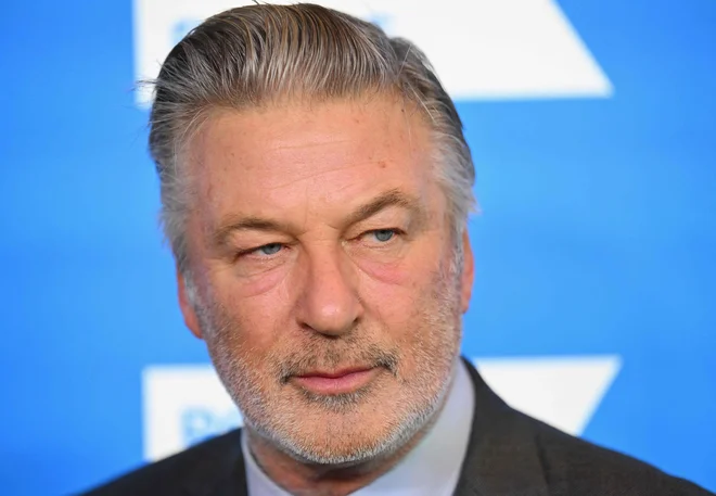 Alec Baldwin bo obtožen nenaklepnega uboja sodelavke pri snemanju flma Rust. FOTO: Angela Weiss/AFP
