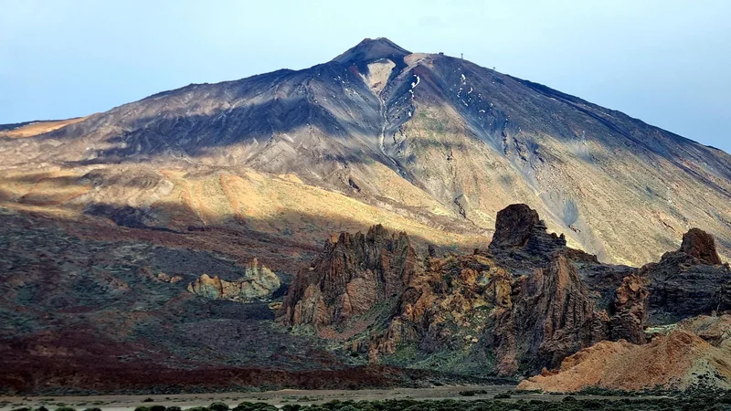 Fotografija: »Vse tukaj izdaja globoko osamljenost, nekaj koz in zajcev je edino znamenje življenja,« je opisal Humboldt pokrajino ob vznožju vulkana Pico del Teide v svojem dnevniku. FOTO: Boštjan Videmšek