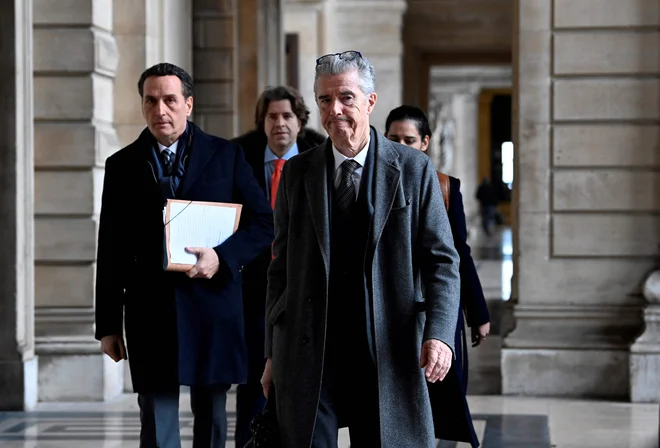 Belgijski odvetnik Eve Kaili Andre Risopoulos (in njegov grški kolega Michalis Dimitrakopoulos stopata pred novinarje. FOTO: John Thys/Afp
