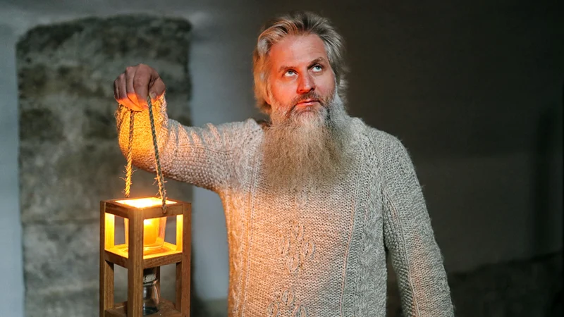 Fotografija: Obiskovalci se po razstavi sprehajajo z lesenimi konstrukcijami, imenovanimi Prinašalke luči, ki jih je Kavčič prav tako izdelal sam. FOTO: Blaž Samec