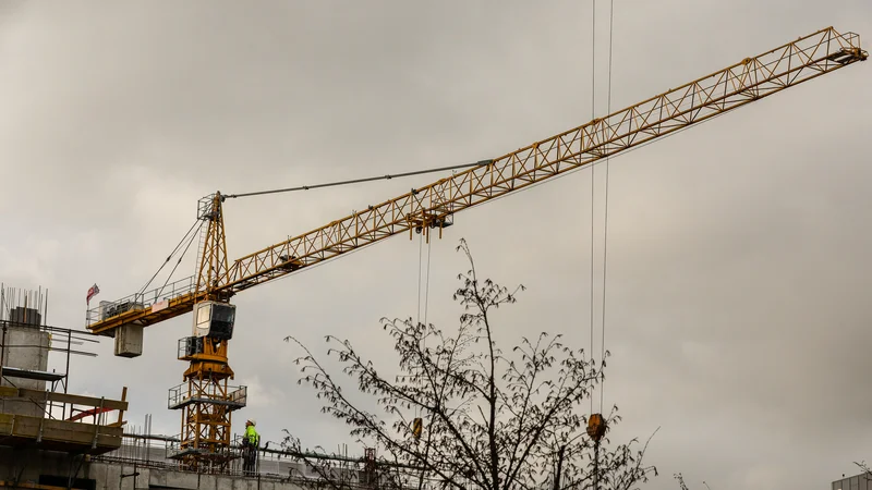 Fotografija: Zviševanje cen surovin, energije in stroškov dela, zamude pri dobavi materialov, pomanjkanje kadrov in digitalizacija bodo vplivali na nadaljnji razvoj gradbene panoge v regiji. FOTO: Črt Piksi/Delo
