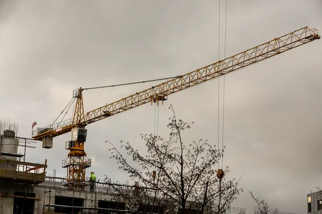 Zviševanje cen surovin, energije in stroškov dela, zamude pri dobavi materialov, pomanjkanje kadrov in digitalizacija bodo vplivali na nadaljnji razvoj gradbene panoge v regiji. FOTO: Črt Piksi/Delo
