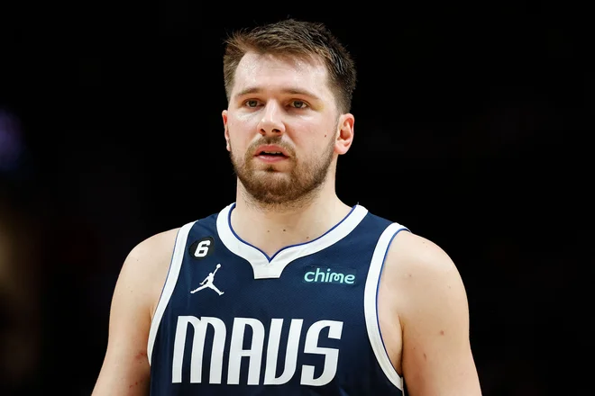 Luka Dončić v tej sezoni zaostaja po številu trojnih dvojčkov le za Nikolo Jokićem iz Denverja. FOTO: Steph Chambers/AFP
