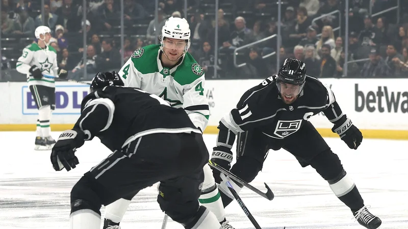 Fotografija: Anže Kopitar (desno) je moral tokrat s soigralci priznati premoč hokejistom Dallasa (na sredini finski branilec Miro Heiskanen). FOTO: Harry How/AFP