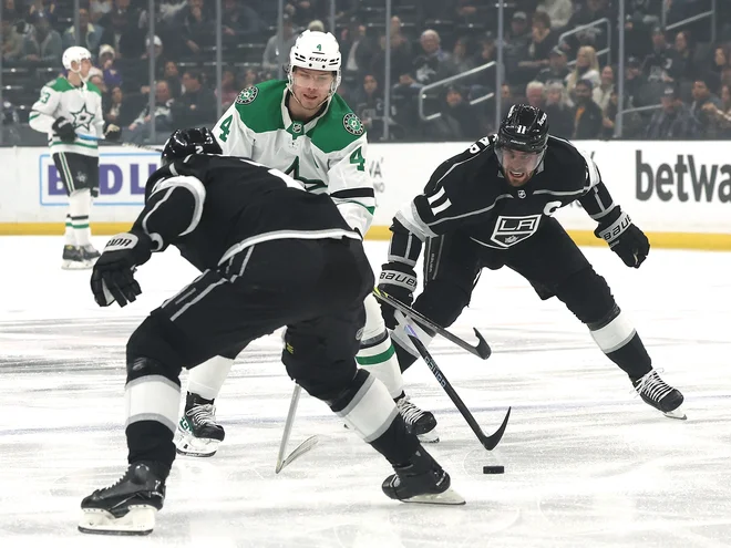 Anže Kopitar (desno) je moral tokrat s soigralci priznati premoč hokejistom Dallasa (na sredini finski branilec Miro Heiskanen). FOTO: Harry How/AFP
