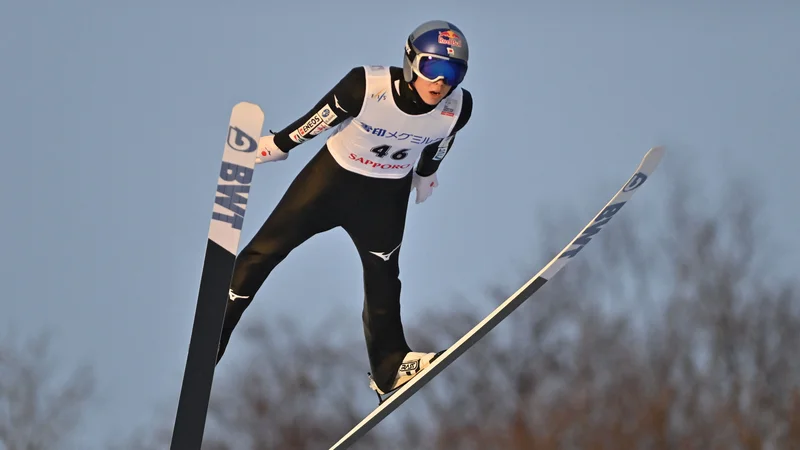 Fotografija: Japonski as Rjoju Kobajaši je takole poletel do zmage v Saporu. FOTO: Kazuhiro Nogi/AFP
