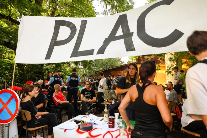 Kako bi se z vidika družbeno odgovorne arhitekture in urbanizma lotili urejanja socialnih, pravnih razmerij med uporabniki avtonomnih con (skvoti), okoliškim prebivalstvom in mestno politiko? FOTO ČRT PIKSI
