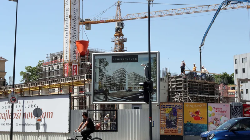 Fotografija: Kako razumete doktrino zgoščevanja mesta? Kako ocenjujete mnoge komercialne stanovanjske projekte, ki so se skladno s to doktrino zgradili v zadnjem desetletju, kot so na primer Center Šumi, Palais & Villa Schellenburg, Bellevue Living ter mnogi vila bloki? FOTO IGOR MALI
