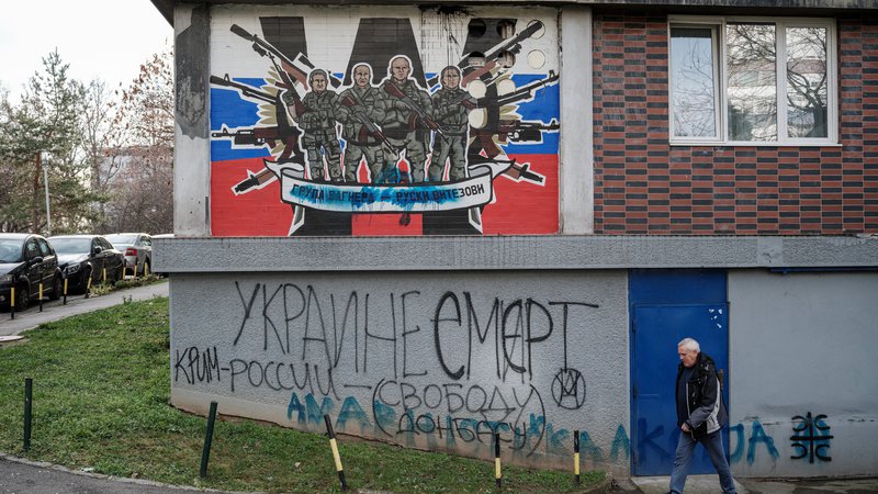 Fotografija: Čeprav zasebna vojska skupina Wagner zanika prisotnost v Srbiji, grafiti na beograjskih stavbah pričajo, da večine prebivalstva negativna podoba te para vojske ne moti pretirano. Foto: REUTERS/Marko Djurica
