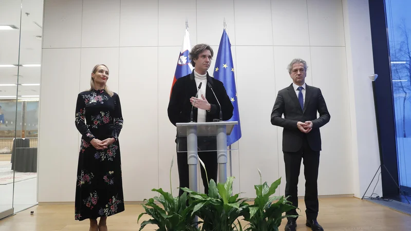 Fotografija: Na Brdu pri Kranju so se ta teden srečali ministrice in ministri Vlade RS ter poslank in poslancev strank vladne koalicije. Sledila je izjava za javnost . FOTO: Leon Vidic/Delo