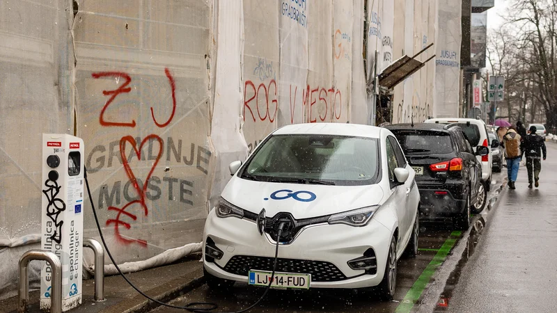 Fotografija: Podjetje Avant car ima na voljo že okoli 500 električnih avtomobilov za izposojo. FOTO: Črt Piksi/Delo