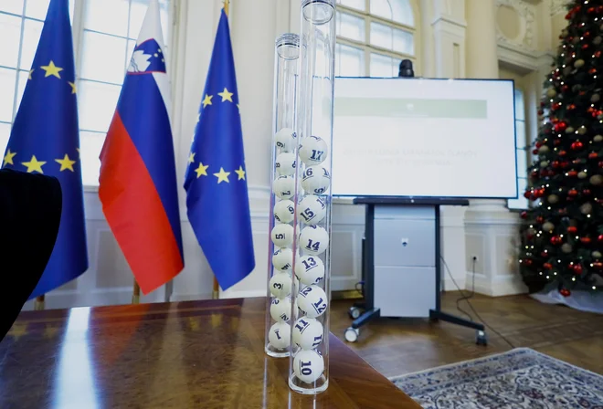 Žreb izbira povprečne kandidate, ki jih glasovanje ignorira, in je zato komplementaren glasovanju. FOTO JOŽE SUHADOLNIK/DELO
