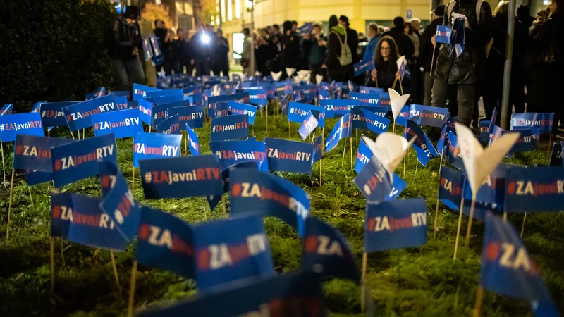 Fotografija: »Državljanke in državljani so se na referendumu izrekli za javno radiotelevizijo, ki naj bo neodvisna in avtonomna, njihov glas razumemo kot glas podpore našim prizadevanjem za novinarsko, uredniško in institucionalno avtonomijo, kar je tudi naša prva stavkovna zahteva,« so še zapisali stavkajoči. FOTO: Črt Piksi/Delo