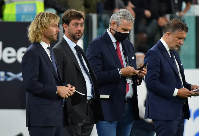 Andrea Agnelli in Pavel Nedved (prvi in drugi z leve) sta zašla v hude težave. FOTO: Massimo Pinca/Reuters
