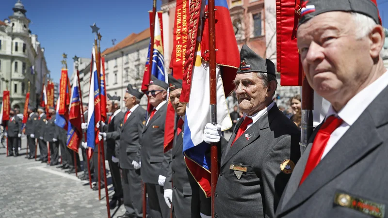 Fotografija: Nova sestava koordinacijskega odbora za državne slovesnosti gotovo ne bo prepovedovala udeležbe borčevskih praporščakov. FOTO: Leon Vidic