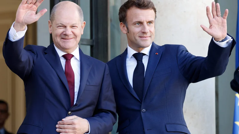 Fotografija: Olaf Scholz in Emmanuel Macron krojita jutrišnjo Evropo. FOTO: Ludovic Marin/AFP