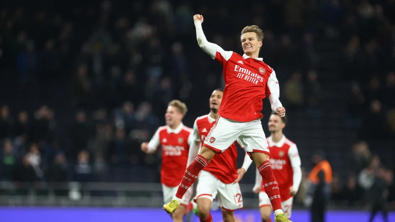 Martin Ødegaard (v skoku) bo izjemno nevaren tudi za Manchester United. FOTO Paul Childs/Reuters
