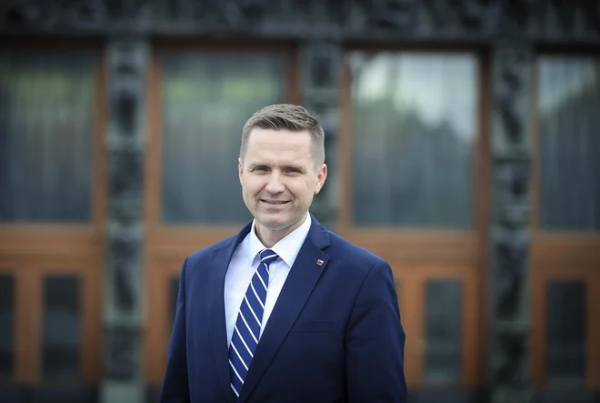 Igor Zorčič je kot predsednik državnega zbora slovesnost na Mali gori bojkotiral, je ob državnem prazniku dnevu upora proti okupatorju položil venec h grobnici narodnih herojev v Ljubljani. FOTO: Jože Suhadolnik
