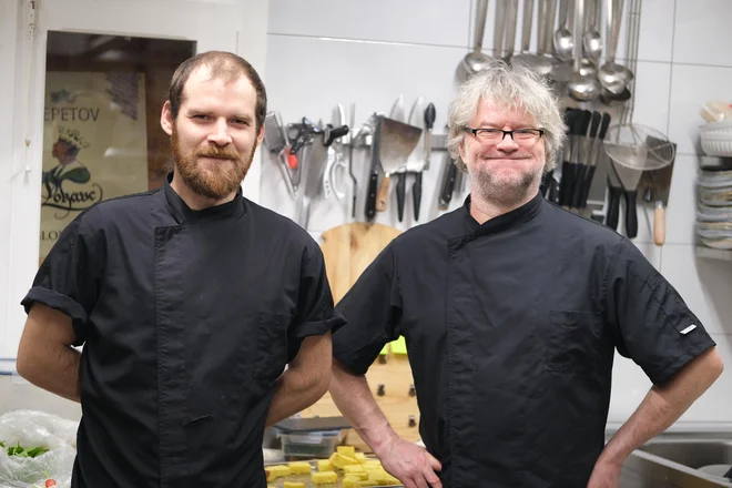 Chefu gostilne pr' Pepet Janezu Ferlanu (desno) je pri ustvarjanju kulinarične spremljave Loških glasbenih vilic na pomoč priskočil Anže Bašelj. FOTO: Špela Ankele/Slovenske novice
