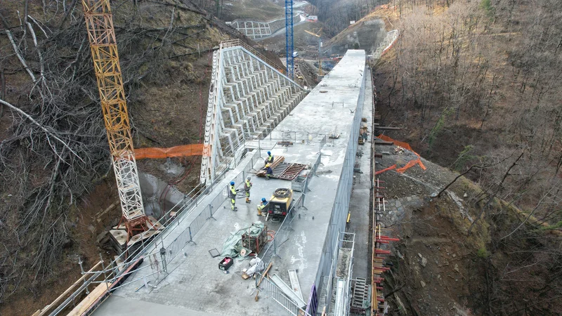 Fotografija: Zahtevni viadukt Glinščica povezuje dva najdaljša predora v 13 kilometrov dolg predorski sistem. Foto 2TDK