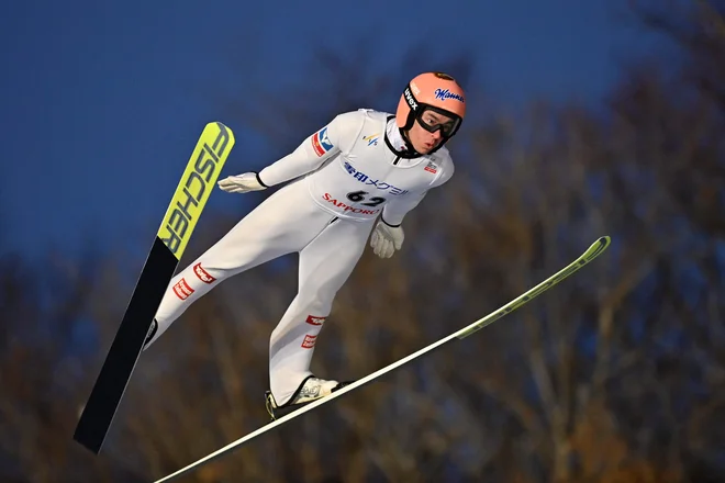 Stefan Kraft je v svojo korist odločil drugo tekmo v Saporu. FOTO: Kazuhiro Nogi/AFP
