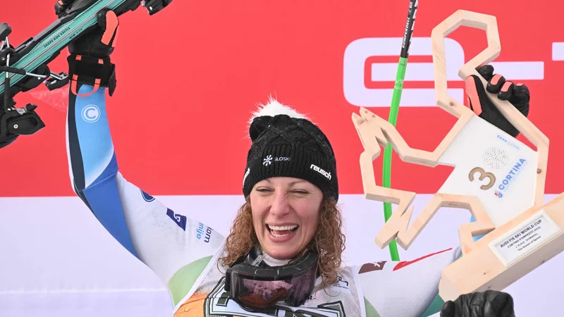 Fotografija: Ilka Štuhec se je prvič po decembru 2019 vrnila na najvišjo stopničko. FOTO: Tiziana Fabi/AFP